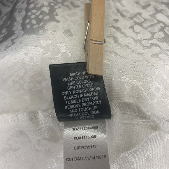 3/20$ Torrid size 3 white “snake skin” embossed blouse. - Picture 5 of 5